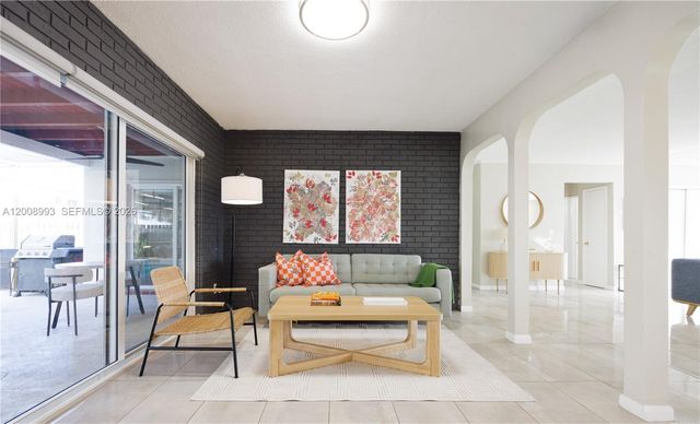 609 S Crescent Dr, Hollywood, FL 33021