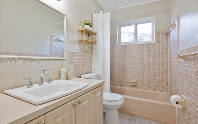 609 S Crescent Dr, Hollywood, FL 33021