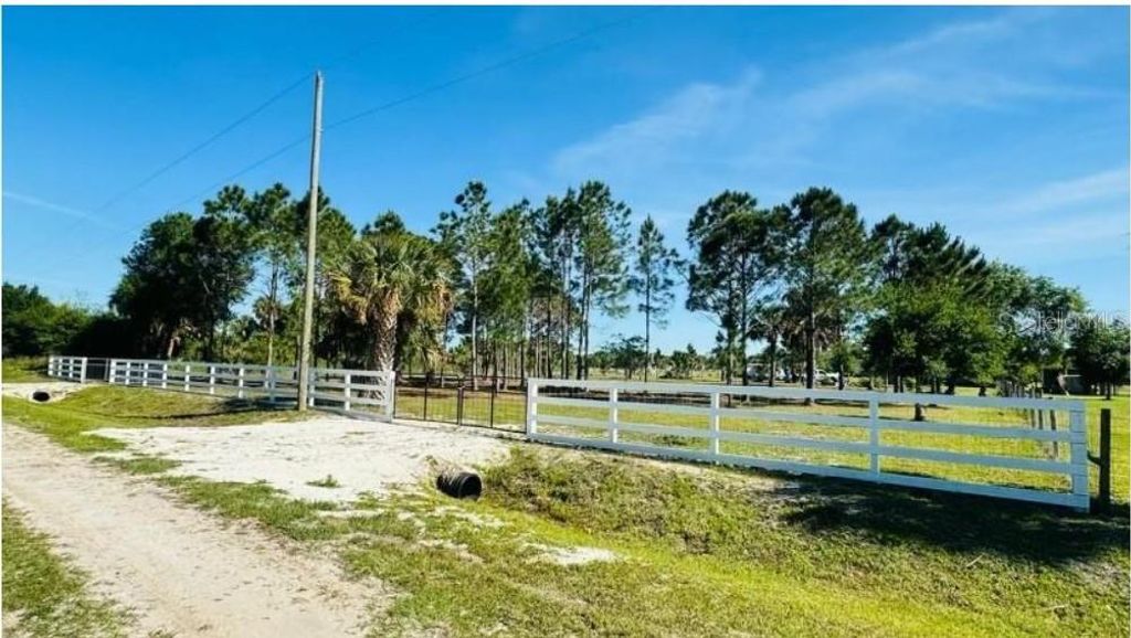 Image 8 of property listing at 19788 NW 284TH STREET, Okeechobee, FL 34972