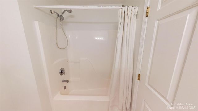 2795 S Knightsbridge Circle, Ann Arbor, MI 48105