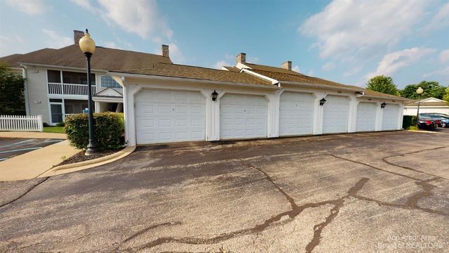 2795 S Knightsbridge Circle, Ann Arbor, MI 48105