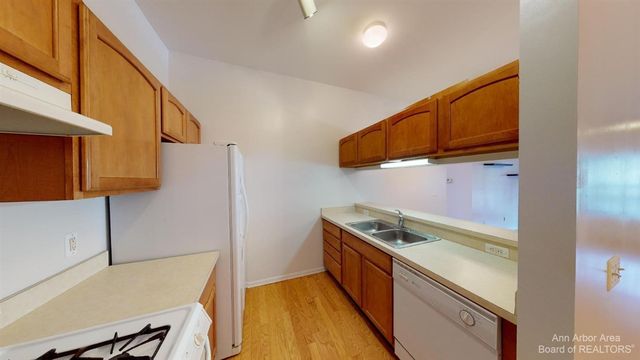 2795 S Knightsbridge Circle, Ann Arbor, MI 48105