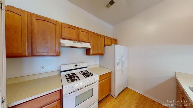 2795 S Knightsbridge Circle, Ann Arbor, MI 48105