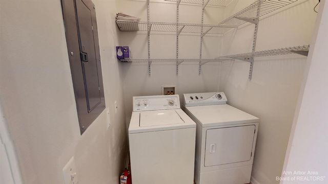 2795 S Knightsbridge Circle, Ann Arbor, MI 48105