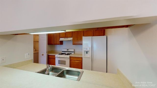 2795 S Knightsbridge Circle, Ann Arbor, MI 48105