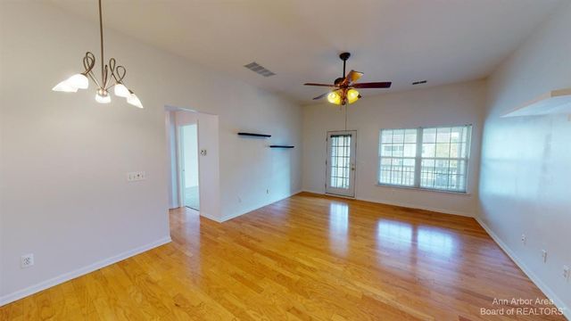 2795 S Knightsbridge Circle, Ann Arbor, MI 48105