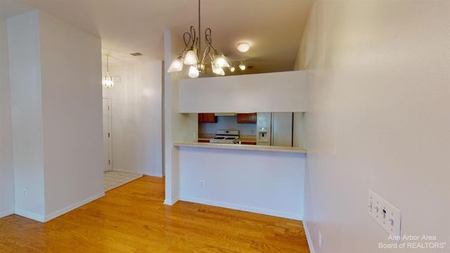 2795 S Knightsbridge Circle, Ann Arbor, MI 48105