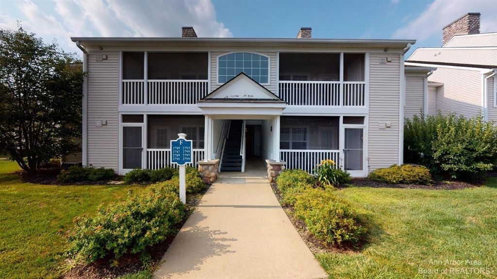 2795 S Knightsbridge Circle, Ann Arbor, MI 48105