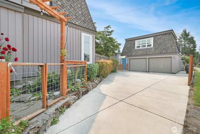 917 S 222nd Street, Des Moines, WA 98198