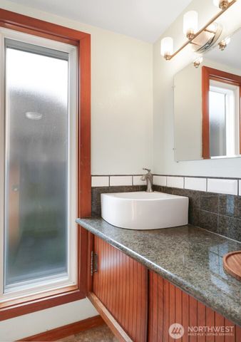 917 S 222nd Street, Des Moines, WA 98198