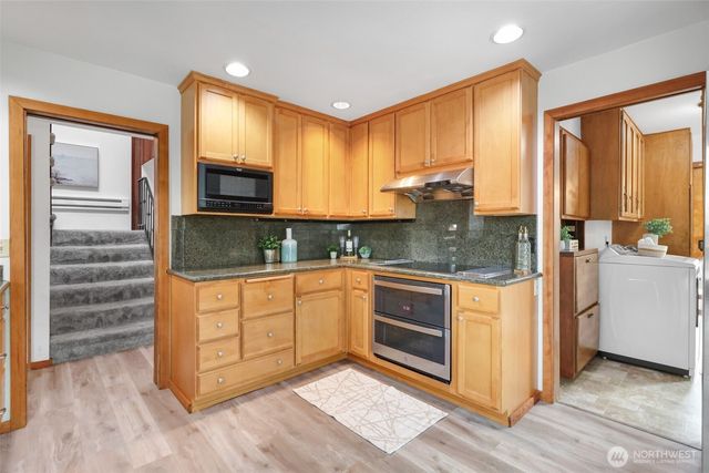 917 S 222nd Street, Des Moines, WA 98198