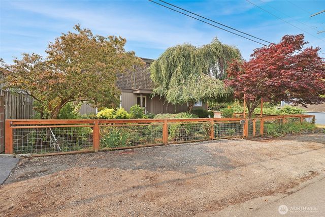 917 S 222nd Street, Des Moines, WA 98198