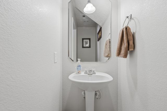 641 Creekside Avenue SW, Los Lunas, NM 87031