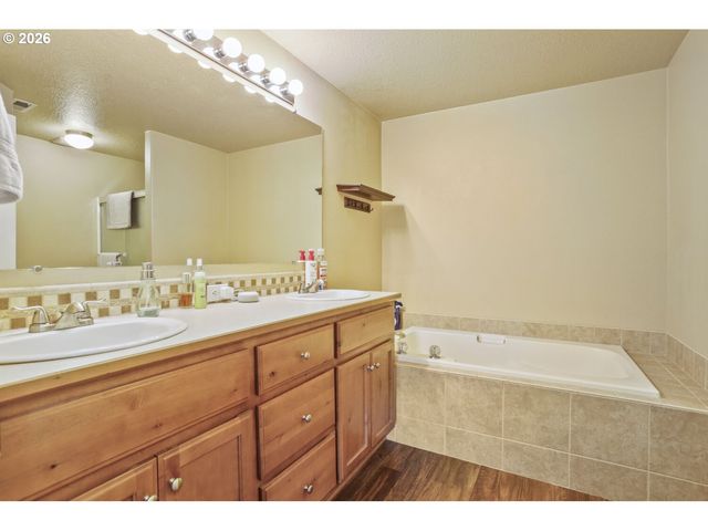 2463 25TH Ave, Forest Grove, OR 97116