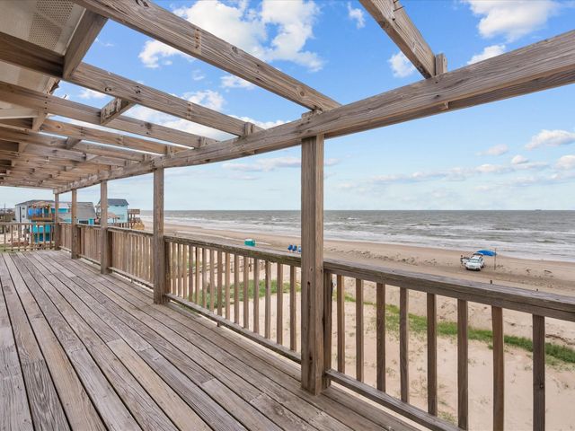125 Driftwood Court, Surfside Beach, TX 77541