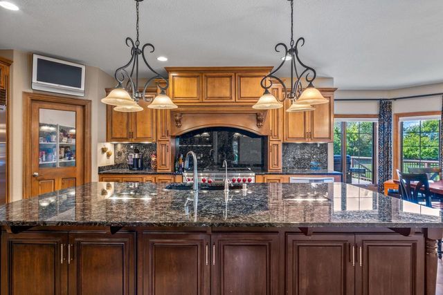 1252 Mary Hill CIRCLE, Hartland, WI 53029