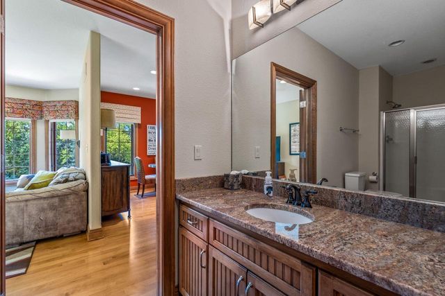 1252 Mary Hill CIRCLE, Hartland, WI 53029