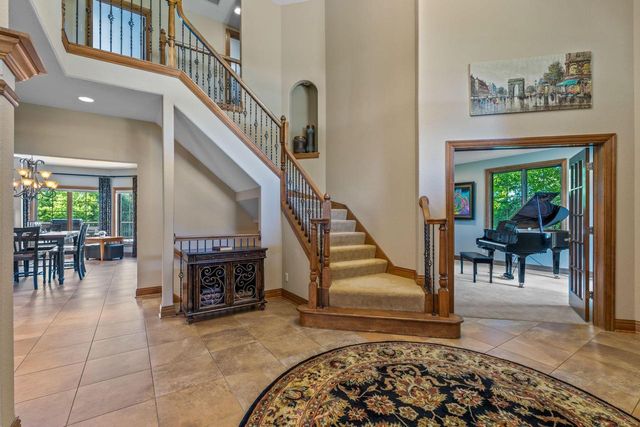 1252 Mary Hill CIRCLE, Hartland, WI 53029