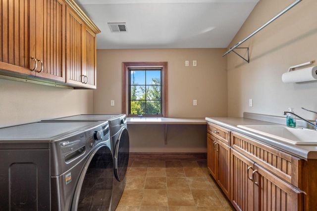 1252 Mary Hill CIRCLE, Hartland, WI 53029