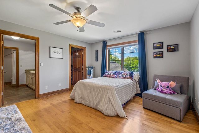 1252 Mary Hill CIRCLE, Hartland, WI 53029