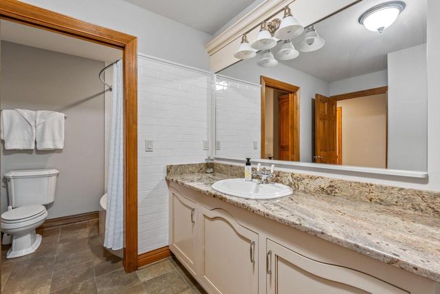 1252 Mary Hill CIRCLE, Hartland, WI 53029