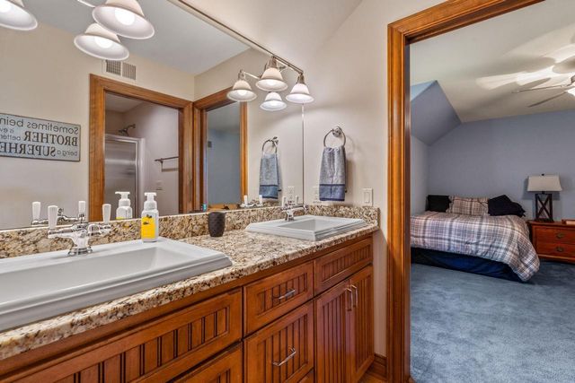 1252 Mary Hill CIRCLE, Hartland, WI 53029