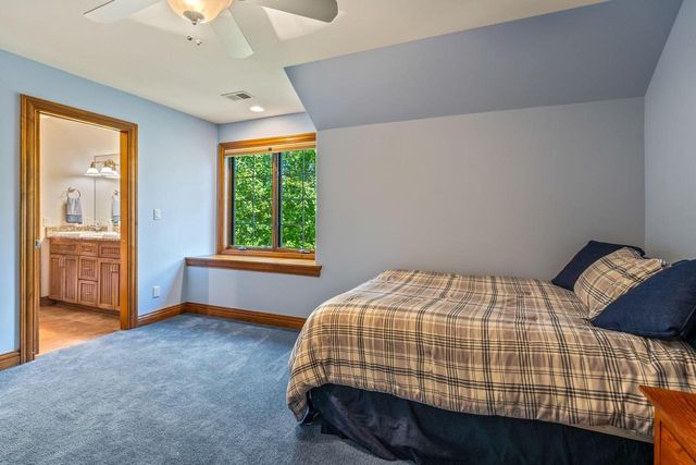 1252 Mary Hill CIRCLE, Hartland, WI 53029