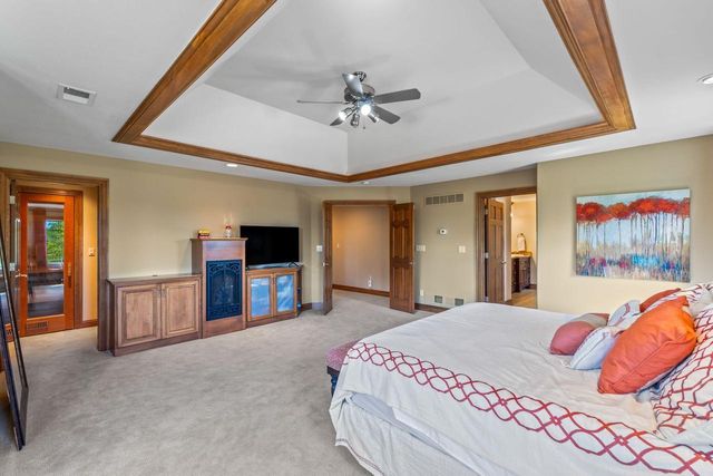 1252 Mary Hill CIRCLE, Hartland, WI 53029