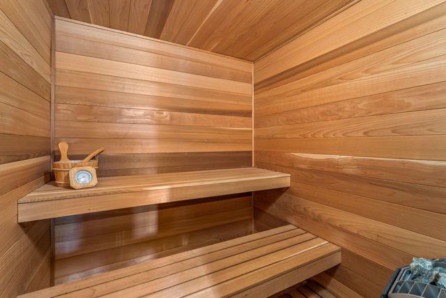 1252 Mary Hill CIRCLE, Hartland, WI 53029