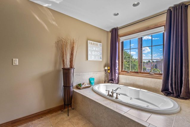 1252 Mary Hill CIRCLE, Hartland, WI 53029