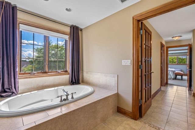 1252 Mary Hill CIRCLE, Hartland, WI 53029