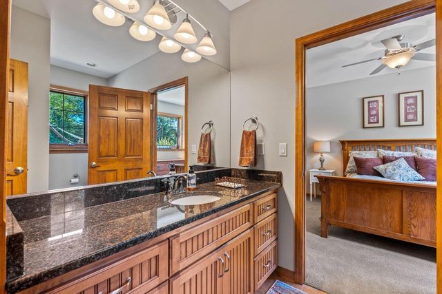 1252 Mary Hill CIRCLE, Hartland, WI 53029