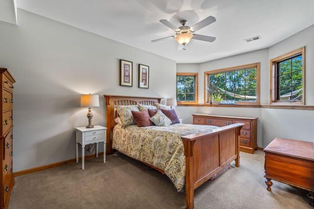 1252 Mary Hill CIRCLE, Hartland, WI 53029