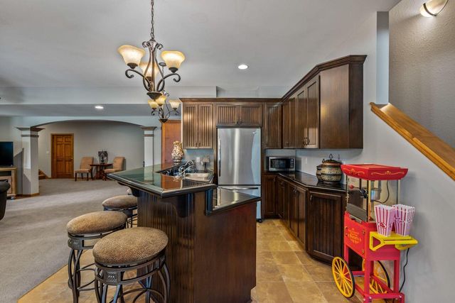 1252 Mary Hill CIRCLE, Hartland, WI 53029