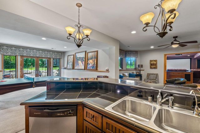 1252 Mary Hill CIRCLE, Hartland, WI 53029