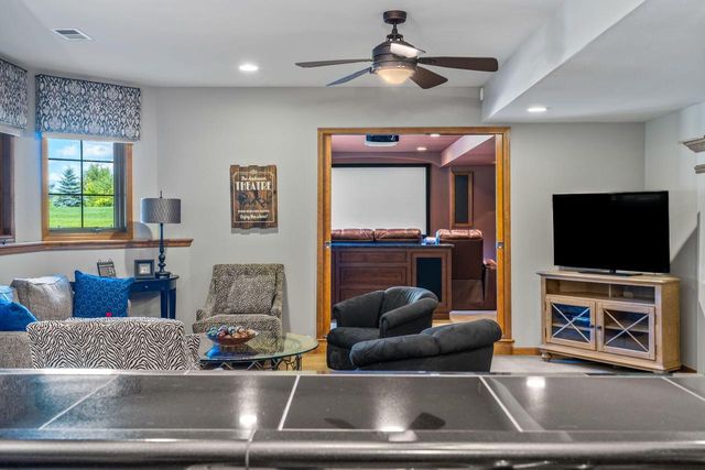 1252 Mary Hill CIRCLE, Hartland, WI 53029