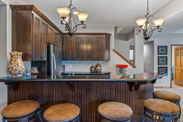 1252 Mary Hill CIRCLE, Hartland, WI 53029