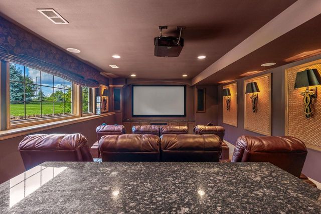 1252 Mary Hill CIRCLE, Hartland, WI 53029