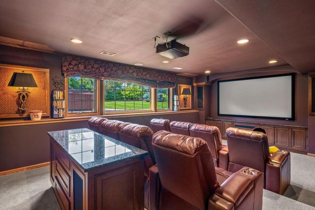 1252 Mary Hill CIRCLE, Hartland, WI 53029