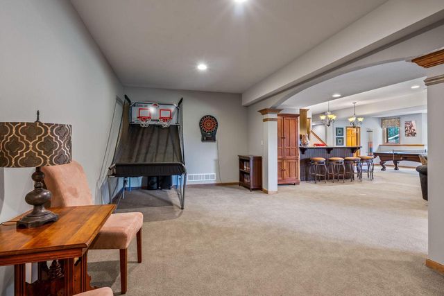 1252 Mary Hill CIRCLE, Hartland, WI 53029