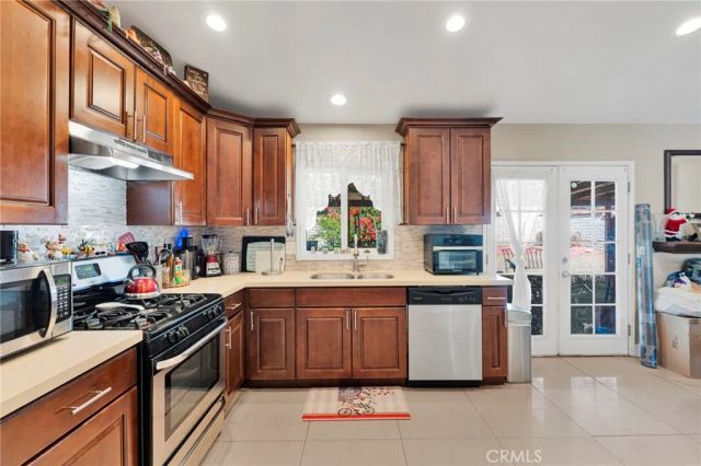 1282 W Hawthorne, Bloomington, CA 92316