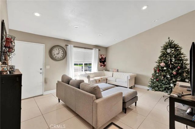 1282 W Hawthorne, Bloomington, CA 92316