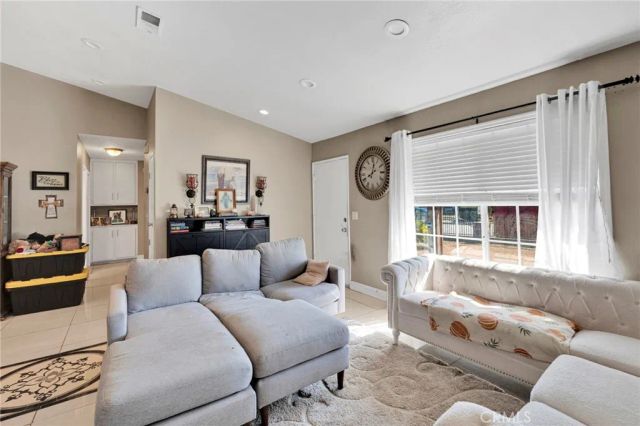 1282 W Hawthorne, Bloomington, CA 92316