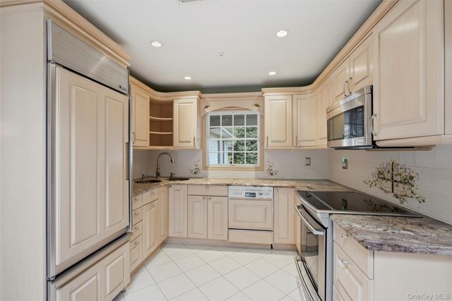 7 Franko Lane, East Setauket, NY 11733