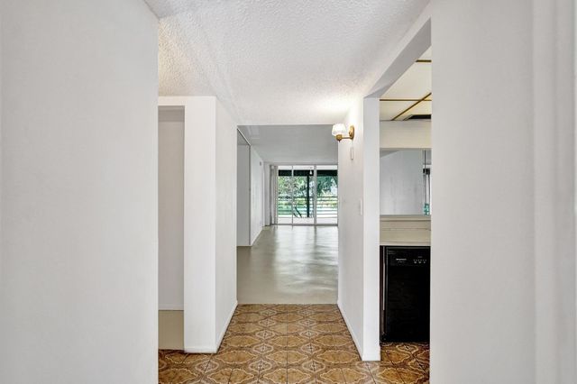 1811 Sabal Palm Drive 203, Davie, FL 33324