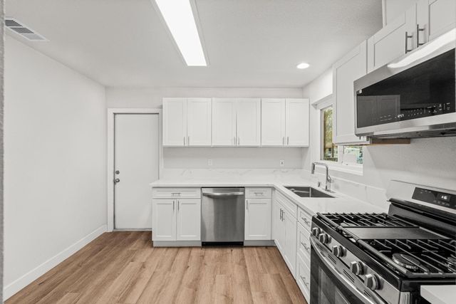 580 Lampasas Ave, Sacramento, CA 95815