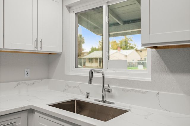 580 Lampasas Ave, Sacramento, CA 95815