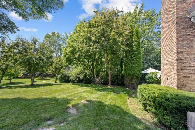 572 Stockbridge Court, Lake Forest, IL 60045