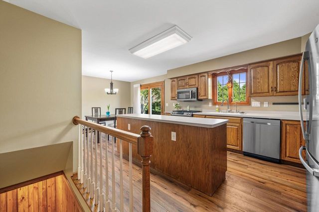 2803 Ridgeline CIRCLE, Waukesha, WI 53188