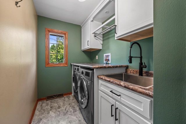 2803 Ridgeline CIRCLE, Waukesha, WI 53188